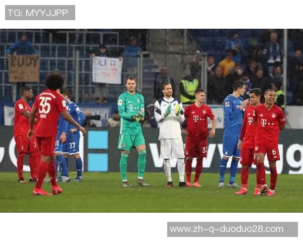 国外知名球星亲临现场观看激烈足球比赛氛围引发球迷热烈关注 国外知名球星亲临现场观看激烈足球比赛氛围引发球迷热烈关注